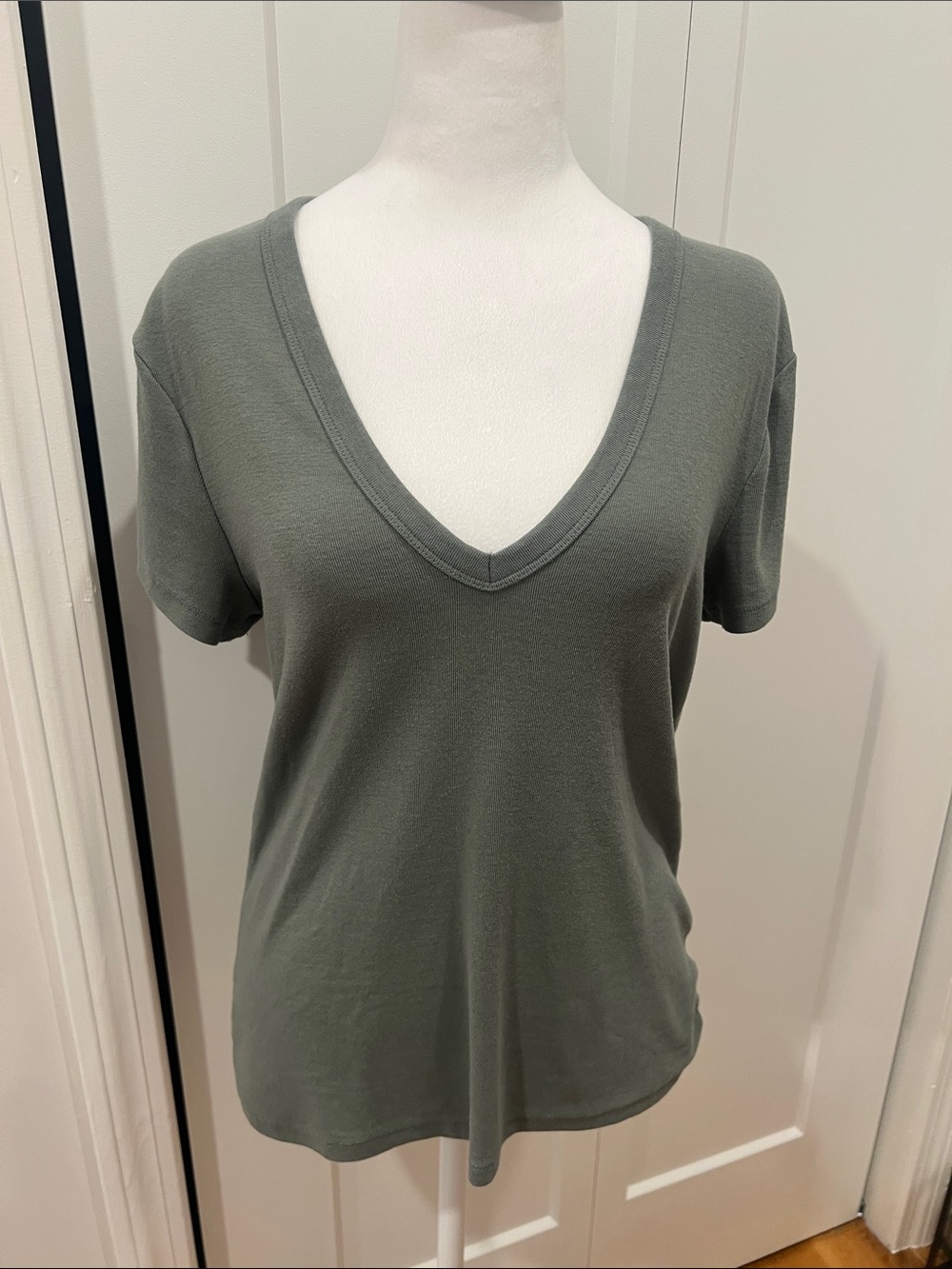 GAP Women's V-Neck Short Sleeve Tee - Olive